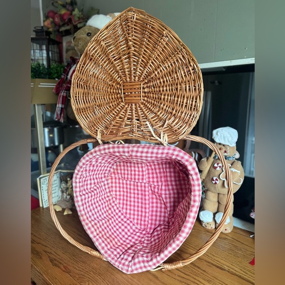 🩷 Rare Vintage 1972 Large
Heart Shape Wicker
Basket ‼️FINAL SALE - Picture 4 of 10